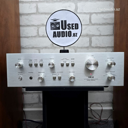 AKAI AM-2400.